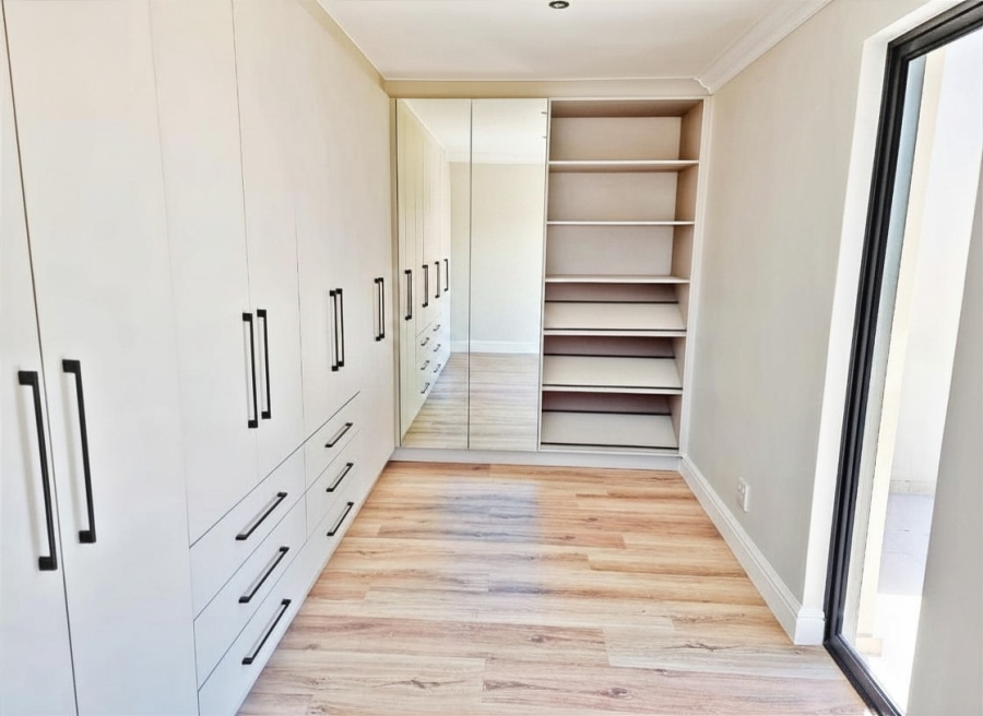 5 Bedroom Property for Sale in Parklands North Western Cape